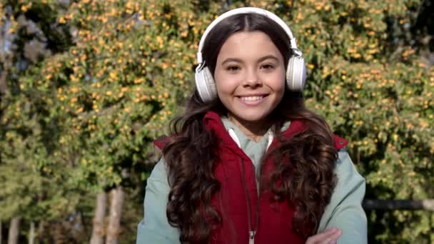 Slow Motion Cheerful Teen Girl Listening Music Headphones Teen Girl — Video Stock