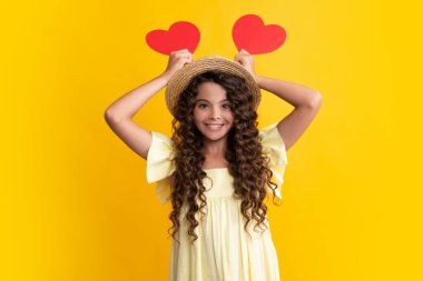 Sevgililer Günü. Kırmızı kalpli, tatlı bir çocuk hayal ediyorum. Mutlu ergen, pozitif ve gülümseyen genç kız duyguları