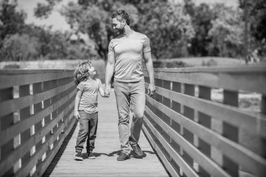 Neşeli bekar baba küçük çocuğu dışarı çıkarıyor, hayır kurumu..