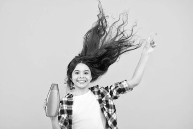 Şampuan kremi ve duş jeli olan genç bir kız. Genç kızın uzun saçı. Kozmetik ürünler, şampuan şişesi. Şaşırmış bir genç. Heyecanlı genç kız