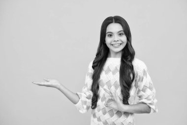 Etkileyici genç kız, tavsiye edilen mekanı gösteriyor. Çocuk ergen, fotokopi alanını göstererek uzaklığı gösteriyor