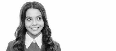 gülümseyen çocuk portresi beyaz üzerinde uzun kıvırcık saçlara sahiptir. Çocuk yüzü, yatay poster, izole edilmiş genç kız portresi, fotokopi alanı olan pankart