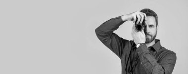 Amatör fotoğrafçı, el kamerası, gri arka plan, çekim..