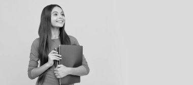 Mutlu genç kız okul not defteri, ödev ve notlar için. Liseli kız öğrenci pankartı. Kopya alanı olan öğrenci portresi