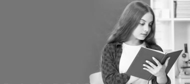 Modern eğitim. Lisede. Kitapçığı olan liseli kız. meşgul çocuk defter okuyor. Liseli kız öğrenci pankartı. Kopya alanı olan öğrenci portresi