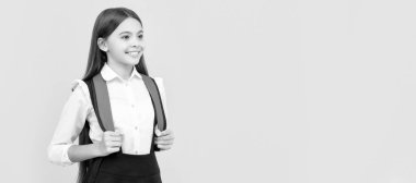 Okula dönüyorum. Bilgi günü. Eğitim konsepti. Üniformalı uzun saçlı çocuk. Öğrenci pankartı. Kopya alanı olan öğrenci portresi