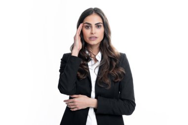 Stres ya da baş ağrısı çeken genç bir kadının portresi. Yorgun, çaresiz ve stresli bir kız. Acı ve migren yüzünden. Üzgün depresif model, elleri başının üstünde.