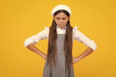 Kızgın suratlı bir kız çocuğu. 12, 13, 14 yaşlarında öfkeli yüzlü, üzgün duyguları olan bir genç.