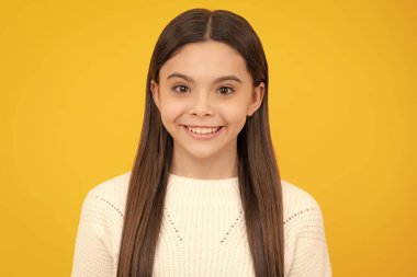 Güzel bir genç kızın moda portresi. Latin ya da İspanyol ergen çocuk. Mutlu ergen, pozitif ve gülümseyen duygular