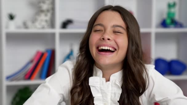 Emotionaalinen Oppilas Tyttö Nauraa Hauska Vitsi Luokkahuoneessa Positiivisuus — kuvapankkivideo