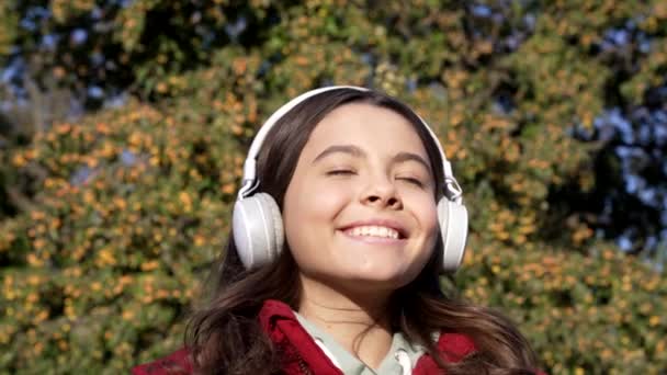 Slow Motion Van Vrolijke Tiener Meisje Luisteren Muziek Hoofdtelefoon Tiener — Stockvideo