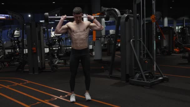 Formda Adam Spor Salonunda Halteri Boynun Arkasına Koyuyor Spor Salonunda — Stok video