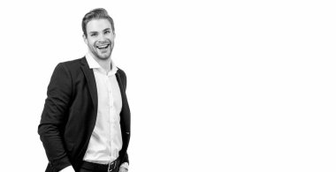 İyimser olmak ve olumlu bir iş tutumu sergilemek. Mutlu iş adamı beyazdan soyutlanmış. Başarılı bir adam resmi kıyafetler içinde gülümsüyor. İş başarısı, kopyalama alanı.