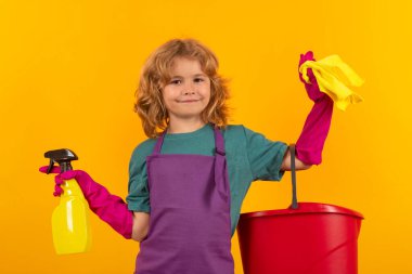 Evi temizliyorum. Stüdyo, evi temizleyen çocukların portresini izole etti. Deterjan ve temizlik aksesuarları. Temizlik servisi. Küçük çocuk. Komik hizmetçi.
