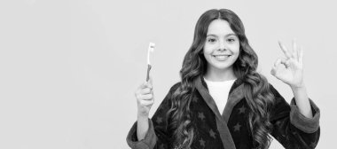 Diş bakımı. Sağlıklı güzel gülümseme. En iyi diş macununu kullanarak. Çocukların stomatolojisi. Tamam jest. Diş fırçası, stüdyo resmi, fotokopi alanı ile başlık