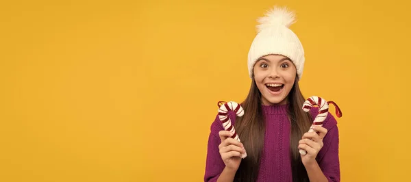 驚くべき10代の女の子は帽子をかぶるキャンディスティック クリスマス 孤立した子供の顔 バナーヘッダー コピースペースの水平ポスター — ストック写真