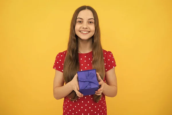 Νεαρό Κορίτσι Έφηβος Παιδί Κρατώντας Κουτί Δώρου Απομονώνονται Κίτρινο Φόντο — Φωτογραφία Αρχείου