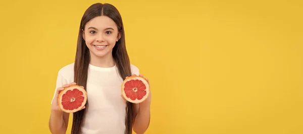 Fröhliche Kinder Halten Grapefruit Auf Gelbem Hintergrund Mädchenporträt Mit Orangefarbener — Stockfoto