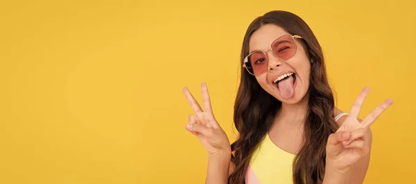 Happy Kid Summer Glasses Has Curly Hair Yellow Background Summer — 스톡 사진
