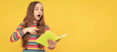 Şuna bir bak. Şaşırmış çocuk kitabı işaret ediyor. Okul eğitimi. Eğitim için en iyisini seçin. Liseli kız öğrenci pankartı. Kopya alanı olan öğrenci portresi