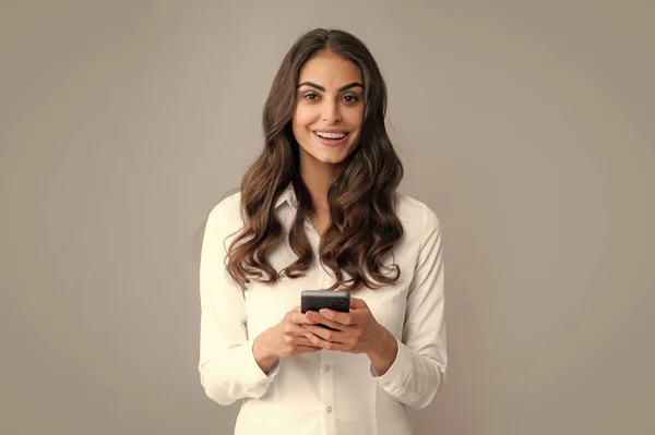 Nöjd Glad Leende Affärskvinna Skriver Sms Mobilen Njuter Online Kommunikation — Stockfoto