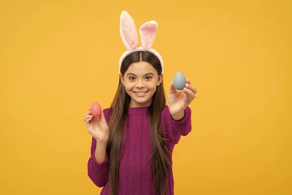 Fröhliches Teenie Kind Hasenohren Mit Bemalten Eiern Für Ostern Eiersuche — Stockfoto
