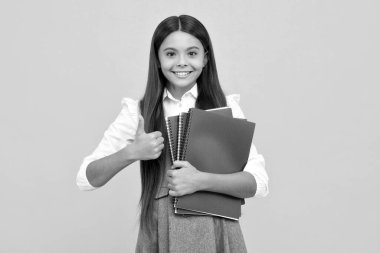 Okula dönelim. Kitaplı liseli bir kızın portresi. Çocuk okulu ve eğitim konsepti. Öğrenci kız. Mutlu kız yüzü, pozitif ve gülümseyen duygular