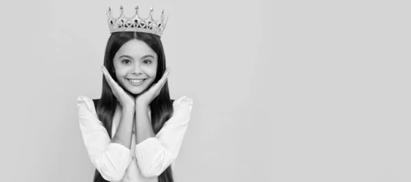 Виражаючи Контрабанду Зарозуміла Принцеса Тіарі Горда Дівчина Підліток Посміхається Дитяча — стокове фото
