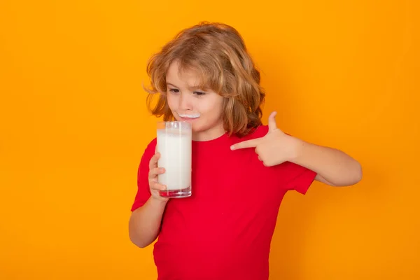 Stüdyo Arka Planında Bir Bardak Sütü Olan Çocuk Beyaz Tişörtlü — Stok fotoğraf