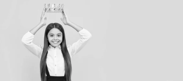 Menina Adolescente Egoísta Feliz Uniforme Escola Usar Coroa Princesa Egoísmo — Fotografia de Stock