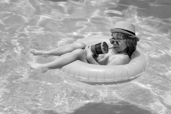 Šťastné Dítě Hrající Bazénu Koncept Letních Prázdnin Letní Děti Portrét — Stock fotografie