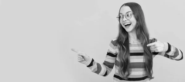 幸せな賢い子だ 眼鏡をかけた10代の少女が指を指してる ビジョン アクイティ 子供の顔 水平ポスター 十代の女の子隔離された肖像画 コピースペースのバナー — ストック写真