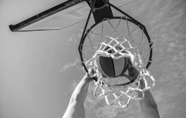Basketbol Topu Basketbol Potasında Uçuyor Oyuncuların Elleri Arka Planda Basketbolda — Stok fotoğraf