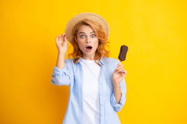 Yaz kavramı. Pozitif kadının lezzetli dondurmaları olmasına, lezzetli soğuk tatlıları yemelerine, sarı arka planda poz vermelerine, mutlu olmalarına sevindim.