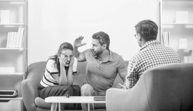 Psikologda oturan çift saldırganlık sorununu çözüyor, aile....