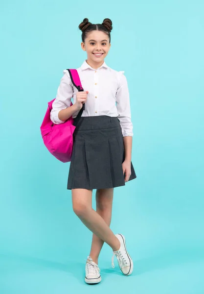 学校に戻る バッグで制服を着た女子高生 孤立したスタジオの背景に学校の子供たち 幸せなティーン 正と笑顔感情のティーン女の子 — ストック写真