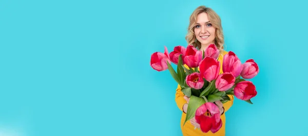Girl Spring Tulips Flowers Smiling Young Woman Spring Tulip Flowers — Stok fotoğraf
