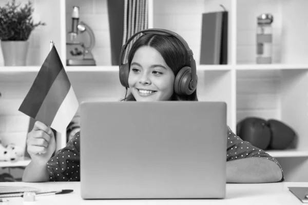 Молодая Школьница Сидит Столом Используя Ноутбук Время Учебы Счастливая Девушка — стоковое фото