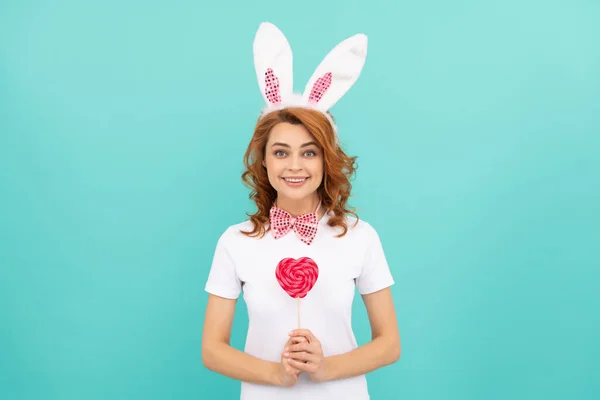 Glad Easter Woman Wear Bunny Ears Hold Heart Lollipop — стоковое фото