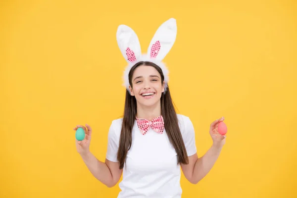 Feliz Pascua Chica Sonriente Alegre Orejas Conejo Celebrando Pascua Huevos —  Fotos de Stock