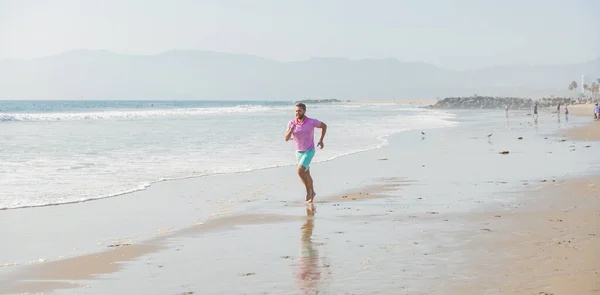 Sport Atletyczny Człowiek Działa Letniej Plaży Dla Treningu Wolność — Zdjęcie stockowe