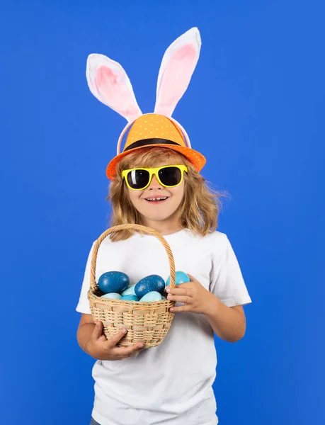 Wielkanoc Polowanie Króliki Wielkanoc Dziecko Króliczymi Uszami Trzymające Wielkanocny Koszyk — Zdjęcie stockowe