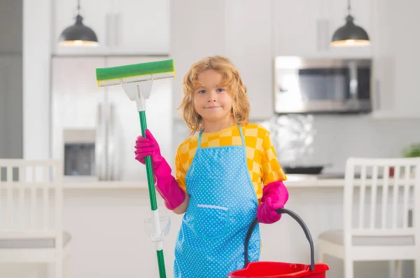 儿童扫地 打扫家 洗涤剂和清洁用品 清洁服务 小男孩料理家务 — 图库照片