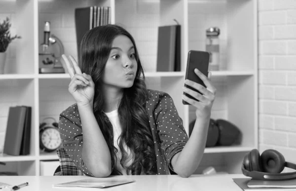 Śmieszne Nastolatek Dziewczyna Robi Wideo Selfie Pomocą Telefon Komórkowy Pokazując — Zdjęcie stockowe