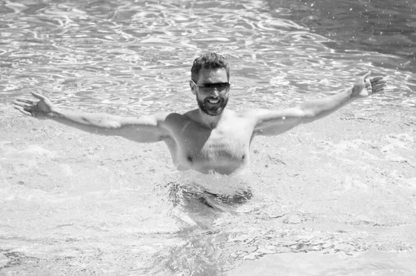 Hombre Guapo Feliz Gafas Nadando Piscina Verano Vacaciones —  Fotos de Stock