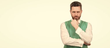 İnsan yüzü portresi, fotokopi alanı olan pankart. Erkek güzelliği. Boz adam portresi. Sakallı, olgun, zarif bir adam.