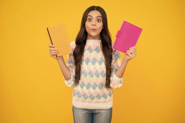 Komik surat. Okula dönelim. Kitaplı liseli bir kızın portresi. Çocuk okulu ve eğitim konsepti. Öğrenci kız.