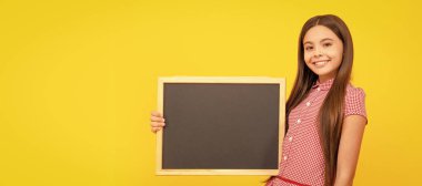 Neşeli genç kız tahtayı tutuyor. Çocuk reklamcılığı. Okula dönüyorum. Liseli kız öğrencinin yatay izole edilmiş posteri. Liseli kızların afiş başlığı fotokopi alanı