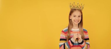 Sarı arka planda Kraliçe Taç giyen neşeli genç çocuk. Çocuk kraliçe prenses taçlandırılmış yatay poster tasarımı. Başlık, kopyalama alanı