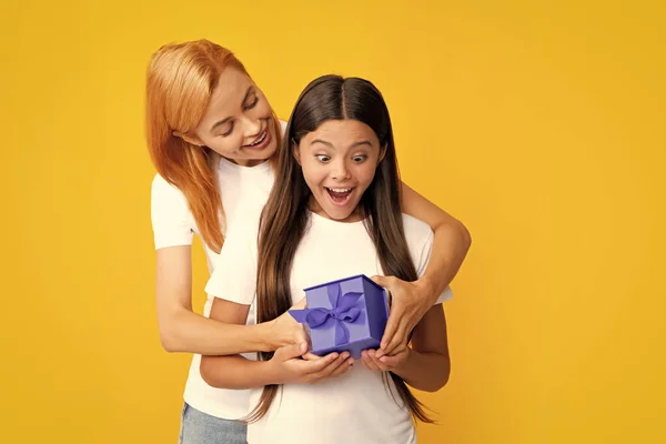 Young Teen Girl Giving Gift Box Her Mother Color Background — Stok fotoğraf